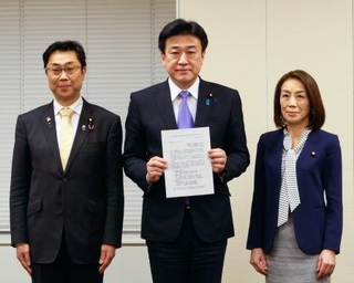 　木原官房長官（中央）にペルシャ湾内の日本関係船舶の安全確保を要請した、立憲民主党の徳永政調会長（右）ら＝１３日午後、国会