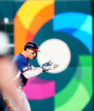 　カナダ戦の１回、二塁打を放ち塁上で手をたたく米国のジャッジ＝ヒューストン（共同）