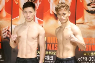 　前日計量を終えポーズをとるＷＢＡミニマム級王者の松本流星（左）と挑戦者の高田勇仁＝１４日、横浜市