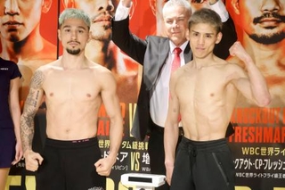 　前日計量を終えポーズをとるＷＢＯフライ級王者のアンソニー・オラスクアガ（左）と挑戦者の飯村樹輝弥＝１４日、横浜市