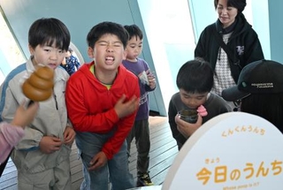 　リニューアルしたアクアマリンふくしま内の子ども体験施設で、うんちの臭いを嗅ぐ体験をする小学生ら＝１４日午後、福島県いわき市