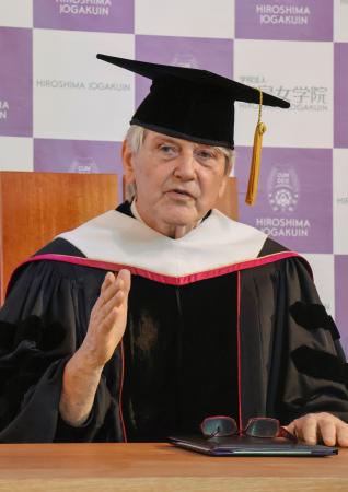 　広島女学院大で記者会見するスティーブン・リーパーさん＝１４日午後、広島市