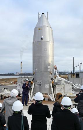 　報道陣に公開された小型実験機「ＲＶ-Ｘ」。機体の準備を完了していたが、午後飛行試験の延期が発表された＝１４日午前、秋田県能代市