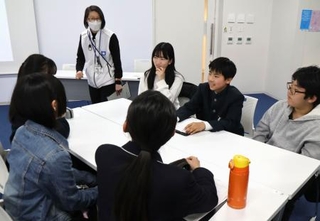 　スマホとの付き合い方について意見を交わす中学生ら＝１４日午後、福岡市