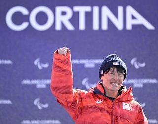 　スノーボード男子バンクドスラローム大腿障害で銀メダルを獲得し、表彰式で笑顔の小栗大地＝１３日、コルティナダンペッツォ