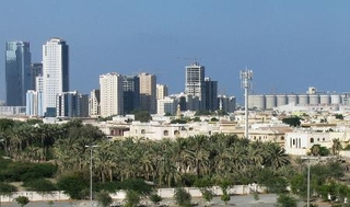 　アラブ首長国連邦（ＵＡＥ）東部フジャイラ。右側には港湾から続く貯蔵タンクが並んでいる＝２０１５年