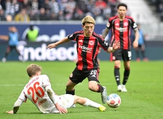 　ハイデンハイム戦でプレーする堂安律（中央）＝１４日（ゲッティ＝共同）