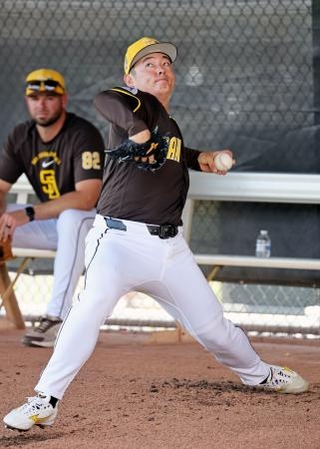 　ブルペンで投球練習するパドレス・松井＝ピオリア（共同）