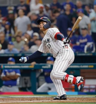 　３回日本１死二、三塁、森下が左越えに３ランを放つ＝マイアミ（共同）