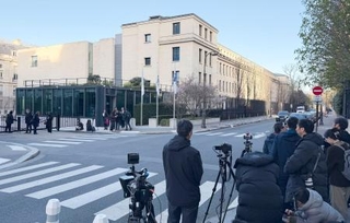 　米中閣僚級貿易協議が行われる会場前＝１５日、パリ（共同）