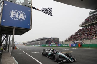 　Ｆ１中国ＧＰ、チェッカーフラッグを受けるメルセデスのキミ・アントネッリ＝１５日、上海（ロイター＝共同）