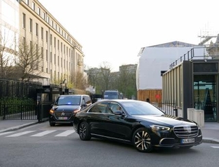 　パリでの米中閣僚級貿易協議の会場から出る車両＝１５日（共同）