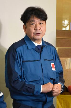 　記者団の取材に応じる東京電力ホールディングスの小早川智明社長＝１６日午前、新潟県の柏崎刈羽原発