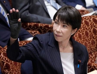 　参院予算委で答弁のため挙手する高市首相＝１６日午後