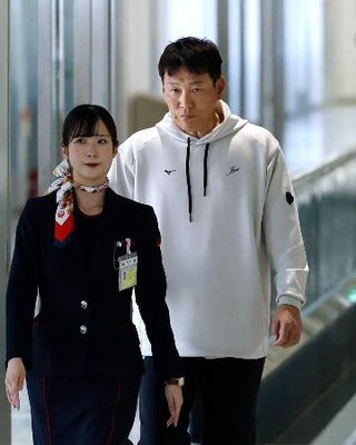 　準々決勝で敗退し、帰国したＷＢＣ日本代表の井端弘和監督＝１６日、成田空港