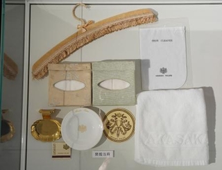 　要人が使った客室のハンガーや灰皿など客室備品の展示＝１６日午前、東京・元赤坂の迎賓館赤坂離宮