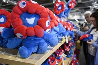 　２０２５年４月、大阪・関西万博会場のショップに並ぶミャクミャクのグッズ＝大阪市此花区