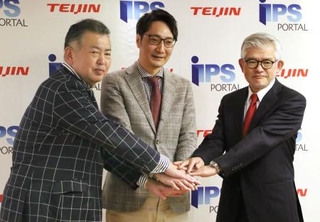 　記者会見を終え、写真に納まる京都大ｉＰＳ細胞研究所の戸口田淳也所長補佐（右）ら＝１６日午後、京都市下京区