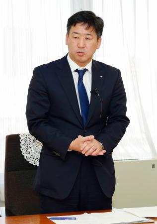 　福島県いわき市役所で記者会見し、赤飯の廃棄について説明する服部樹理教育長＝１６日午後