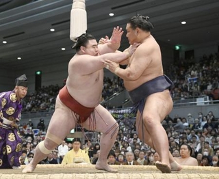 　隆の勝（左）と攻め合う豊昇龍。寄り切りで下す＝エディオンアリーナ大阪