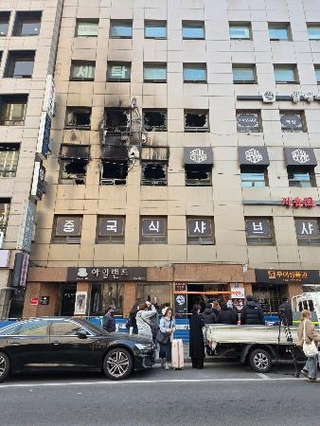 　１４日に火災が発生したカプセルホテルが入るビル＝１６日、ソウル（共同）