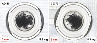 　海洋研究開発機構などのチームが分析した小惑星リュウグウの２種類の砂試料（ＪＡＸＡ、海洋機構提供）