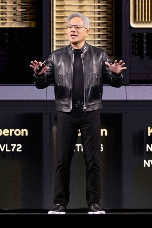 　講演するエヌビディアのジェンスン・フアンＣＥＯ＝１６日、米カリフォルニア（ゲッティ＝共同）