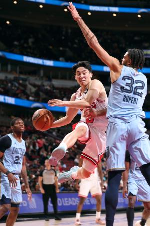 　グリズリーズ戦でパスを狙うブルズの河村（中央）＝シカゴ（ＮＢＡＥ・ゲッティ＝共同）