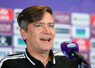 　韓国戦を前に記者会見するニールセン監督＝１７日、シドニー（共同）