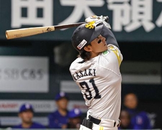 　７回、右越えに３ランを放つソフトバンク・正木＝みずほペイペイドーム