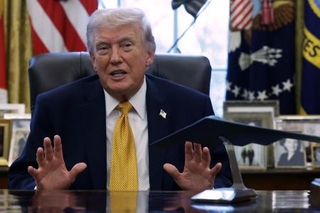 　メディアに話すトランプ米大統領＝１６日、ホワイトハウス（ゲッティ＝共同）