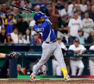 　米国戦の９回、勝ち越し二塁打を放つベネズエラのＥ・スアレス＝マイアミ（共同）