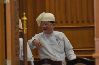 　ミャンマーの上院に到着したアウンリンドゥエ氏＝１８日、首都ネピドー（ＡＰ＝共同）