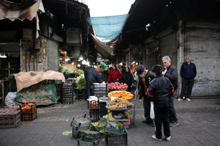 　イランの首都テヘランで、市場を歩く人々＝１０日（ゲッティ＝共同）