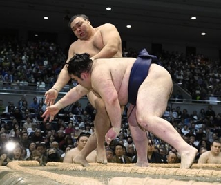 　霧島（奥）が突き落としで豪ノ山を破る＝エディオンアリーナ大阪