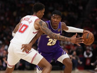 　ロケッツ戦で攻めるレーカーズの八村（右）＝ヒューストン（ロイター＝共同）