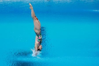 　女子高飛び込み決勝　優勝した金戸凜の演技＝東京アクアティクスセンター