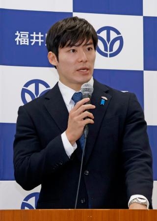 　記者会見で「コンプライアンス推進課」の新設を発表する福井県の石田嵩人知事＝１９日午前、福井県庁