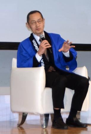 　日本再生医療学会総会での対談で発言する山中伸弥京都大教授＝１９日午後、神戸市