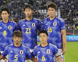 　サッカー国際親善試合のドイツ戦に臨む冨安（後列右）と伊藤（同中央）ら＝２０２３年９月、ウォルフスブルク（共同）