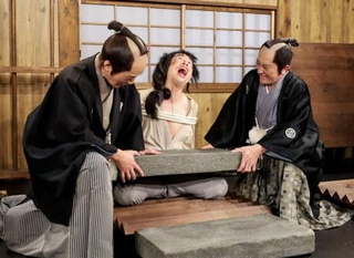 　東映太秦映画村の内覧会で行われた夜限定イベント「大人しか入れない拷問屋敷」＝１９日午後、京都市右京区