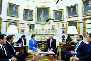 　ホワイトハウスで会談する高市首相（奥左）とトランプ米大統領（同右）＝１９日、ワシントン（ＡＰ＝共同）