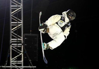 　決勝トーナメント進出を決めたスノーボード男子ハーフパイプの戸塚優斗＝ラークス（共同）