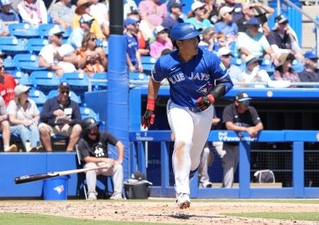 　ヤンキース戦の５回、二塁打を放つブルージェイズ・岡本＝ダンイーデン（共同）