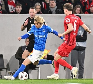 　フライブルク戦で競り合うゲンクの伊東（左）＝フライブルク（共同）