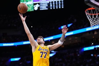 　ヒート戦でシュートを放つレーカーズのルカ・ドンチッチ＝１９日、マイアミ（ゲッティ＝共同）