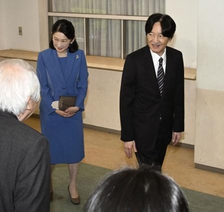 　「修養団」の創立１２０周年記念大会の会場に到着された秋篠宮ご夫妻＝２０日午後、東京都渋谷区の国立オリンピック記念青少年総合センター