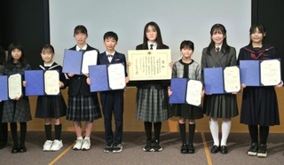 　「弁当の日おいしい記憶のエピソード」で文部科学大臣賞を受賞した吉田かりん結愛さん（左から５人目）と他の受賞者＝２０日午後、東京都港区