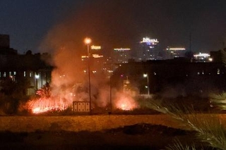 　イラクの首都バグダッドで、米大使館への攻撃後に立ち上る煙＝１７日（ロイター＝共同）