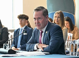 　２０日、米ニューヨークで開かれた下院歳出委員会小委員会の公聴会で発言するウォルツ国連大使（共同）